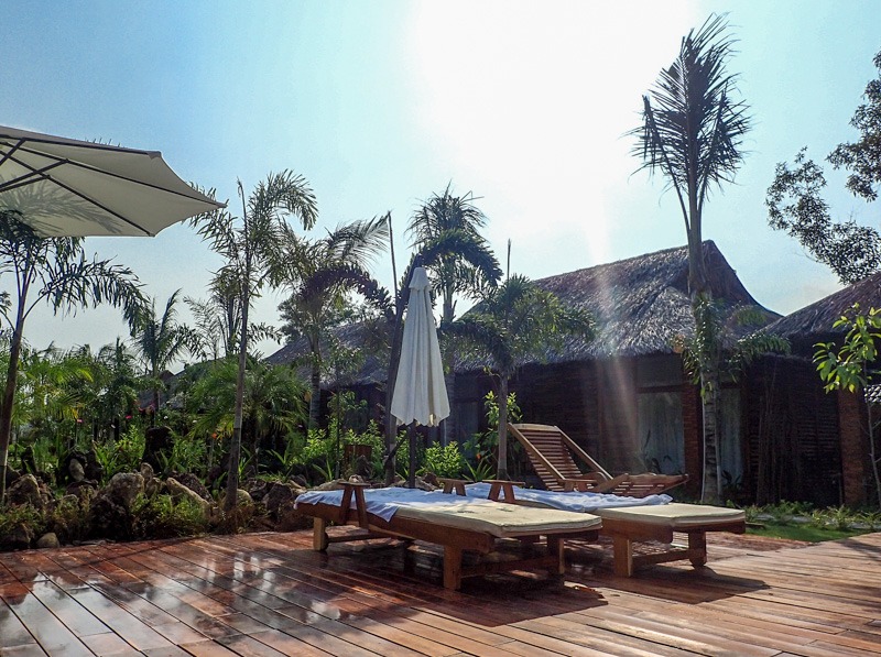 Phu Quoc Dragon Hotel Sonnenliegen am Pool