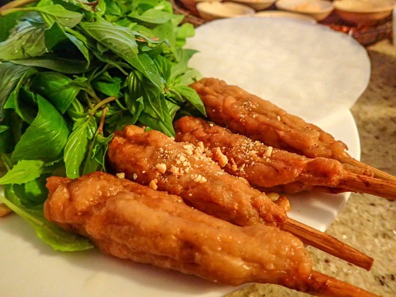Vietnamesische Küche: Gegrilltes Schweinefleisch mit frischen Kräutern