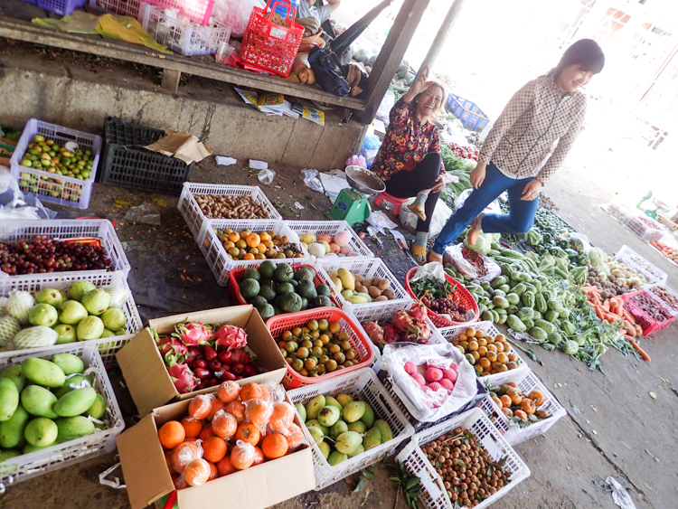 Produce and locals at Lak Lake market